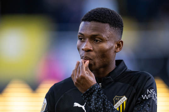 Häckens Akoua Romeo Amane vid line-up