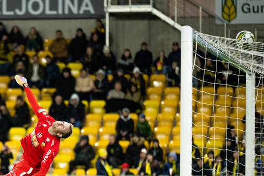 Häckens målvakt Peter Abrahamsson med en räddning