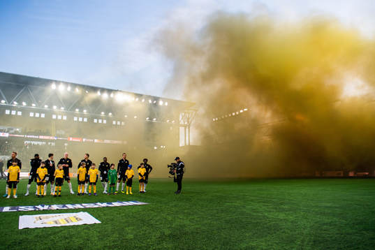 Rök från Elfsborgs supportrar när Häckens spelare står