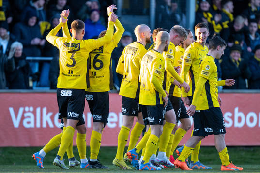 Mjällbys Alexander Johansson jublar med lagkamrater