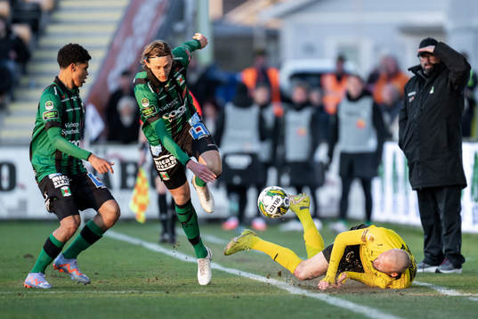 Varbergs Luke Le Roux och Joakim Lindner mot Mjällbys Adam