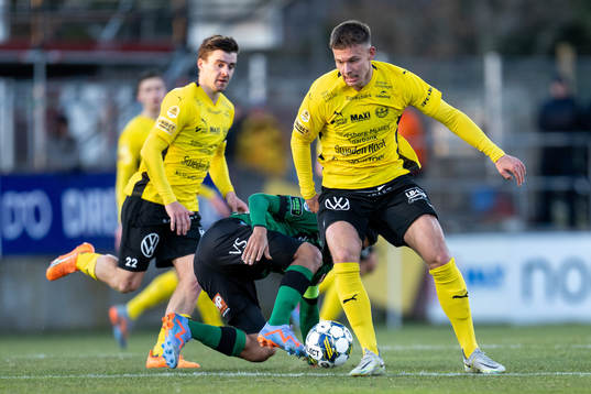 Mjällbys Arvid Brorsson och Varbergs Luke Le Roux