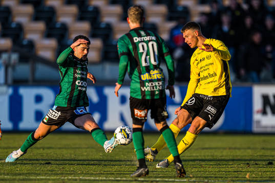 Mjällbys Arvid Brorsson och Varbergs Oliver Silverholt