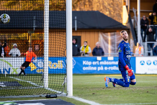 Varbergs målvakt Fredrik Andersson deppar