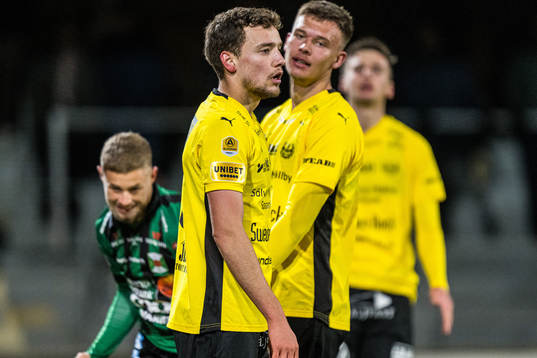 Mjällbys Colin Rösler och Arvid Brorsson deppar