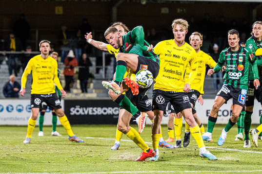 Varbergs Oliver Alfonsi och Mjällbys Tom Pettersson
