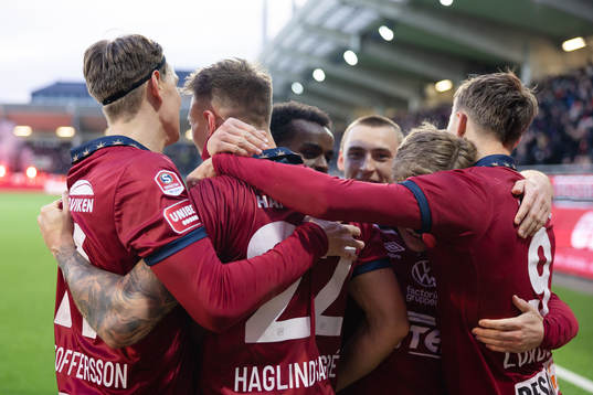 Örgrytes Marcus Haglind Sangre jublar med lagkamrater