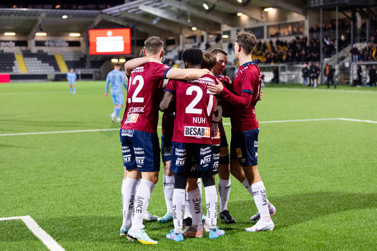 Örgrytes Isak Dahlqvist jublar med lagkamrater