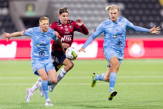 AFC Eskilstunas Jesper Modig och Mattis Adolfsson i kamp om