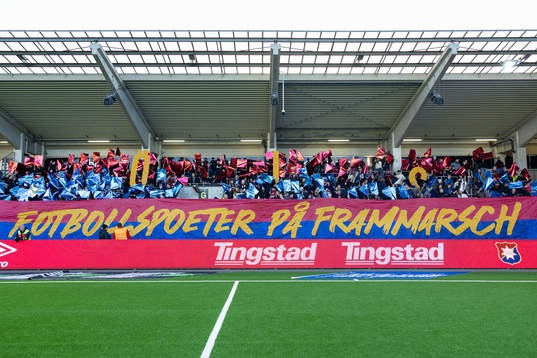 Örgrytes klack med ett Tifo innan fotbollsmatchen i