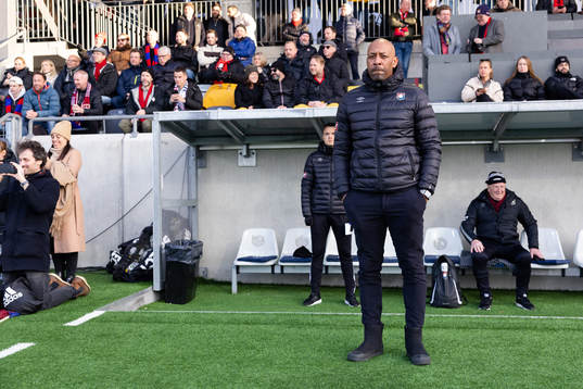 Örgrytes tränare Jeffrey Aubynn innan fotbollsmatchen i