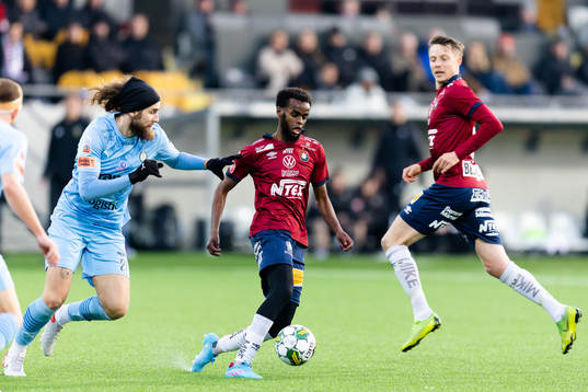 AFC Eskilstunas Ali Suljic och Örgrytes Mubaarak Nuh