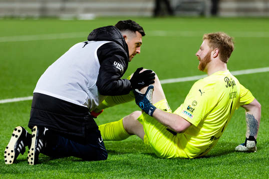 AFC Eskilstunas målvakt Nick Wolters får behandling