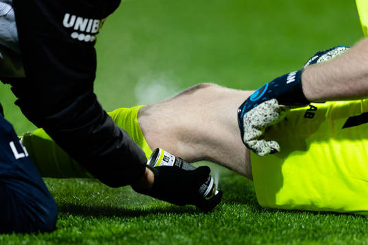 AFC Eskilstunas målvakt Nick Wolters får behandling med