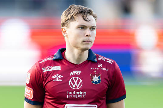 Örgrytes Linus Tagesson på line up innan fotbollsmatchen
