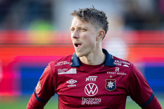 Örgrytes Viktor Lundberg på line up innan fotbollsmatchen