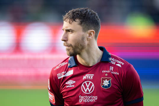 Örgrytes Jonathan Azulay på line up innan fotbollsmatchen
