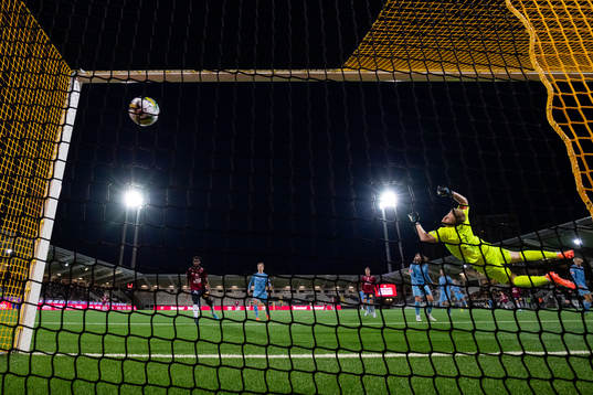 Örgrytes Isak Dahlqvist skjuter 2-2 i mål bakom AFC