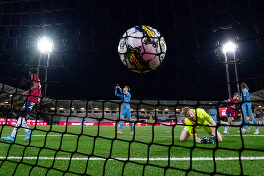 Örgrytes Isak Dahlqvist skjuter 2-2 i mål bakom AFC