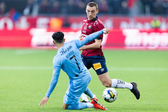 Örgrytes William Svensson mot AFC Eskilstunas Samir Maarouf