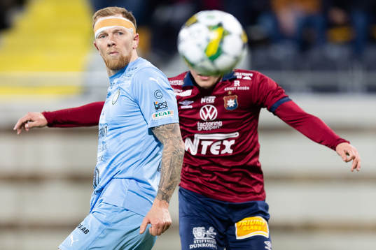AFC Eskilstunas Jesper Modig ser Örgrytes Isak Dahlqvists