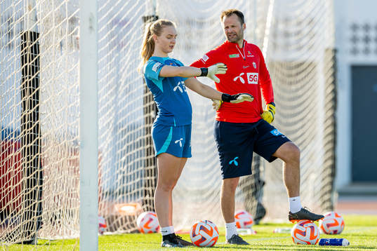 Goalkeeper Sunniva Skoglund and Jon Knudsen, goalkeeper