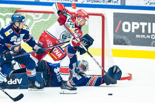 Frölundas Nicklas Lasu framför Växjös målvakt Emil