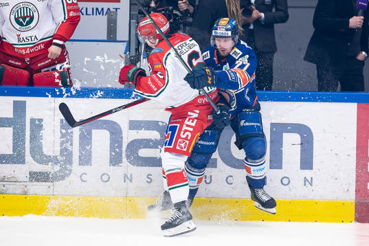 Frölundas Filip Hasa tacklar Växjös Martin Lundberg