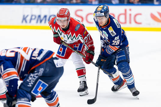 Frölundas Jere Innala och Växjös Hugo Gustafsson