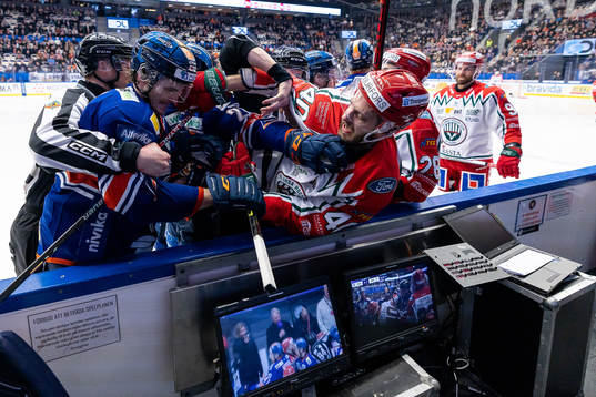 Gruff mellan Växjös Keegan Lowe och Petteri Lindbohm