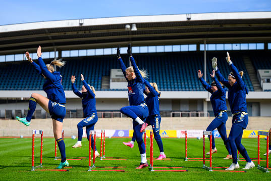 Players warm up