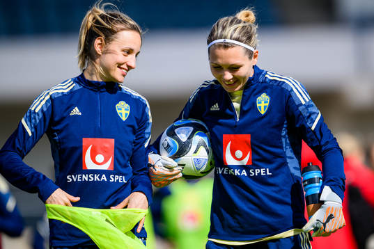 Nathalie Björn and goalkeeper Jennifer Falk