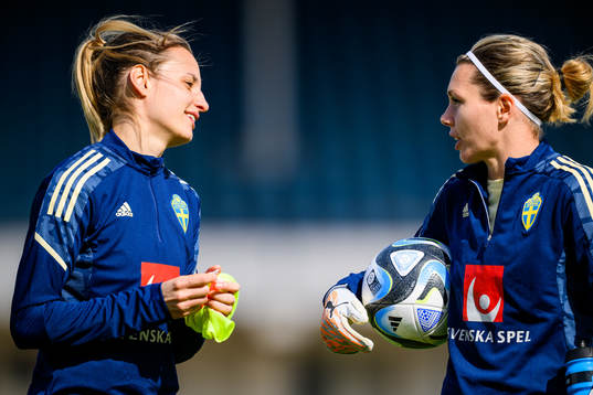 Nathalie Björn and goalkeeper Jennifer Falk