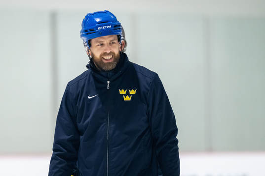 Head coach Ulf Lundberg of Sweden at a practice session