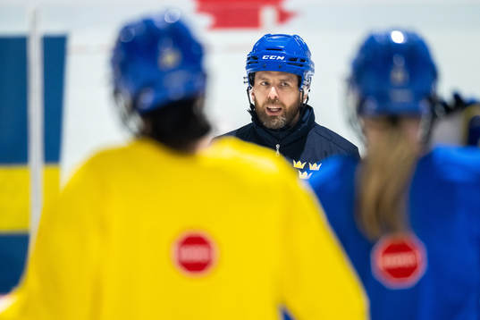 Head coach Ulf Lundberg of Sweden at a practice session