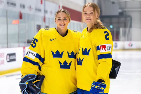 Goaltender Tindra Holm and Paula Bergström of the Swedish