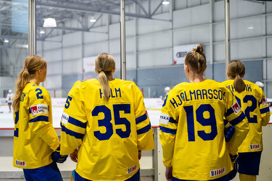 Paula Bergström, goaltender Tindra Holm, Sara Hjalmarsson