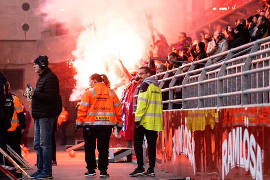 Östers supportrar med bengaliska eldar