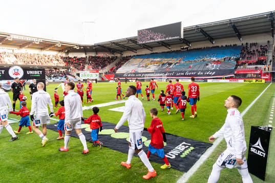 Östers och Helsingborgs spelare gör entré framför tifo