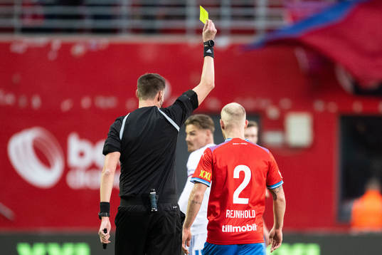 Helsingborgs Philip Rejnhold tilldelas gult kort av Domare
