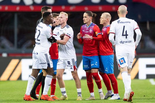 Östers Manasse Kusu i diskussion med Helsingborgs Philip