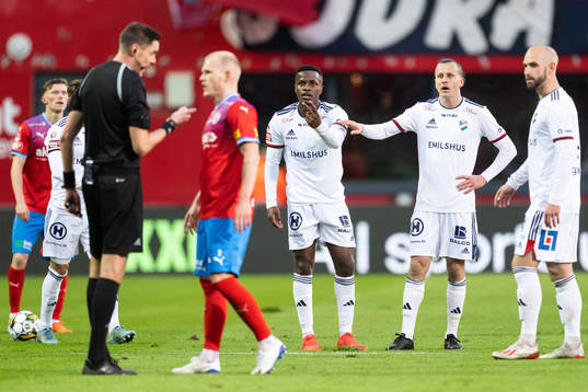 Östers Manasse Kusu reagerar mot Helsingborgs Philip