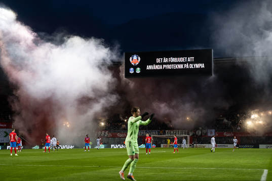 Helsingborgs supportar med bengaliska eldar