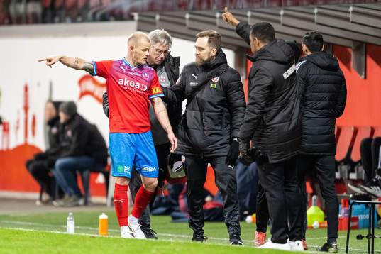 Helsingborgs Philip Rejnhold lämnar planen skadad