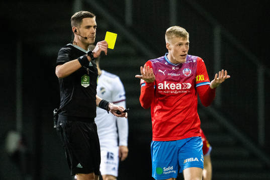 Helsingborgs Emil Hellman tilldelas gult kort av Domare