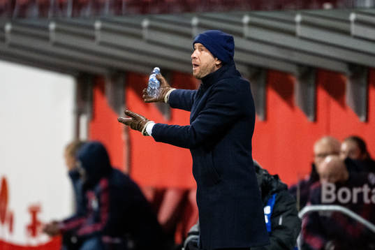 Helsingborgs tränare Mattias Lindström reagerar