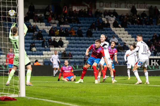 Östers Adam Bergmark Wiberg gör 0-1 bakom Helsingborgs