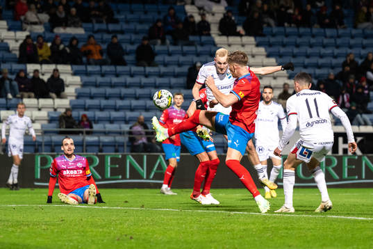 Östers Adam Bergmark Wiberg gör 0-1 bakom Helsingborgs