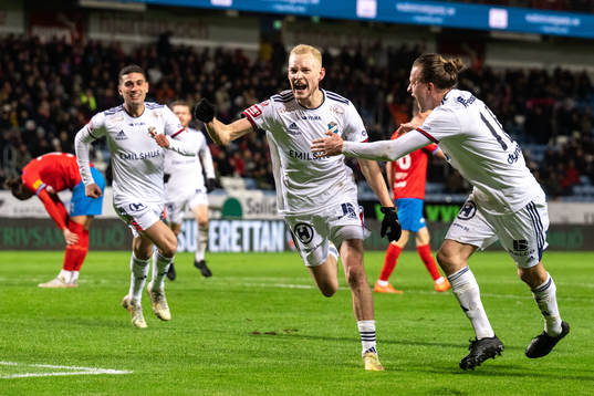 Östers Adam Bergmark Wiberg jublar