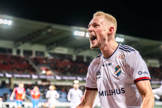 Östers Adam Bergmark Wiberg jublar